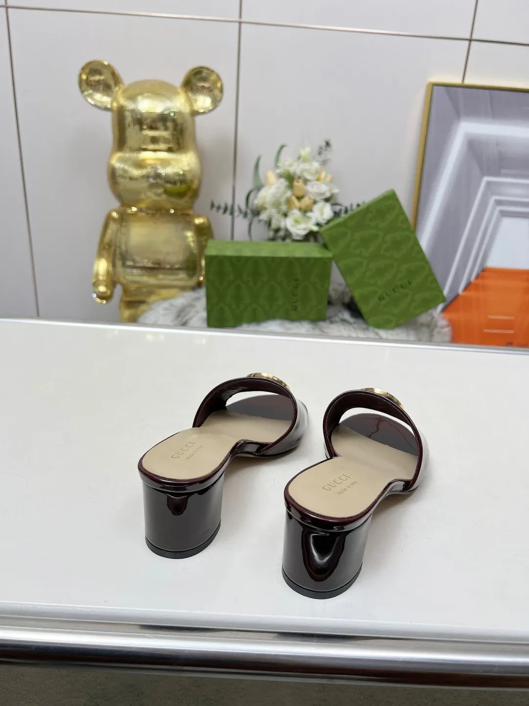 👟👟Ex-factory price 360👟👟 Genuine leather sole +40 Gucci 𝟐𝟎𝟐5 new spring and summer double G buckle round toe medium heel slippers, this G family series of slippers are so beautiful, high-end must buy~ The double G Logo is so beautiful on the feet, a classy style! The buttons have the GUCCI logo. Fabric: Cowhide Lining: Sheepskin lining Sheepskin pad Heel height: 5CM Sole: Italian genuine leather outsole Size: 35-44 [42 43 44 customized]